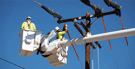 SCE Linemen working on powerlines